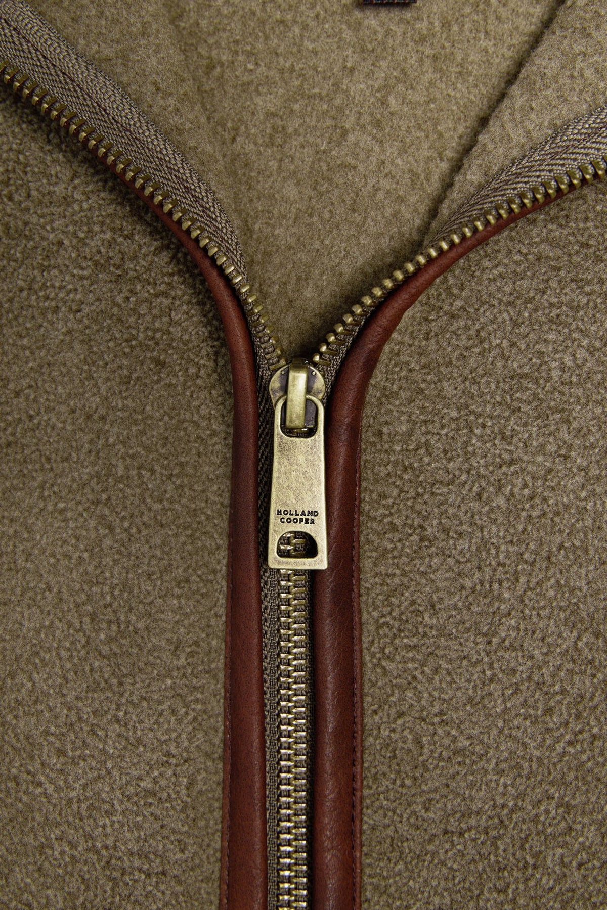 Holland Cooper Men's Country Fleece Gilet #Colour_Dusty Khaki