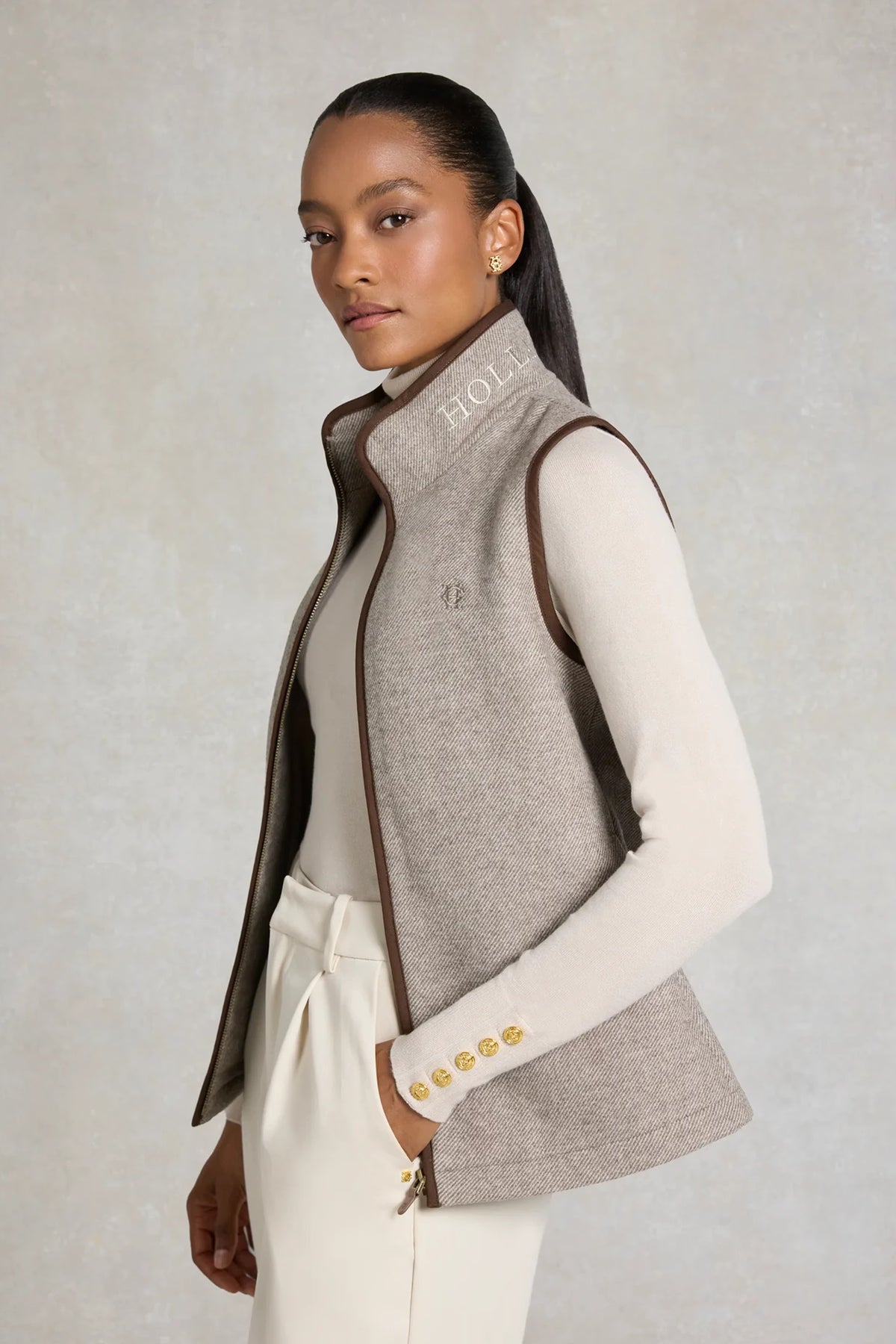 Holland Cooper Hillford Country Gilet #Colour_Sahara Twill
