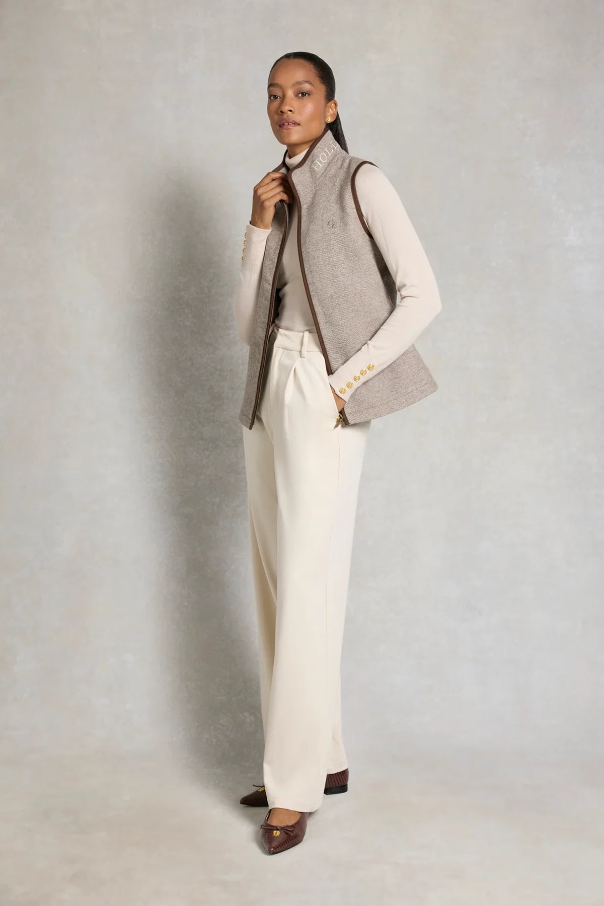 Holland Cooper Hillford Country Gilet #Colour_Sahara Twill